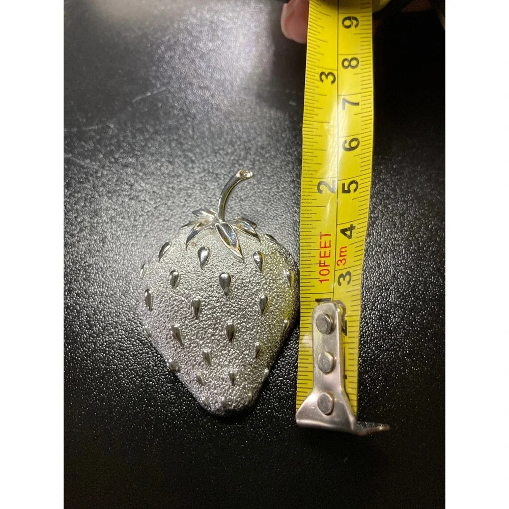 Sarah‎ Coventry Vintage Strawberry Brooch Silver Tone Textured Fruit Pin 2 Inch
